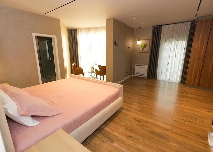 Florence וילה טיראנה