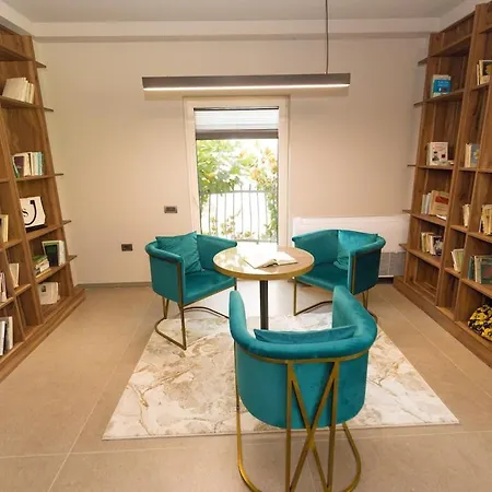 Florence Vila Tirana